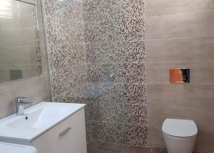 Spacious Near The 아파트