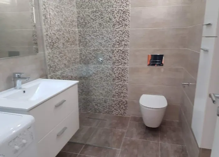 Spacious Near The 아파트